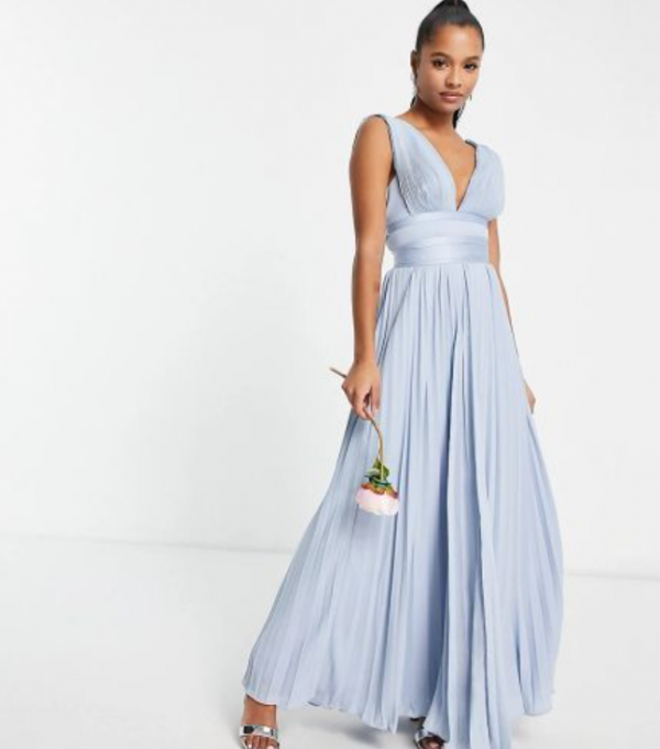 Gaun bridesmaid dengan detail pleats